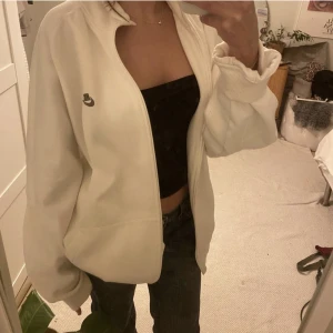 Nike zip up - Vit zip up tröja från Nike i fint skick!  Säljer pga den inte kommer till användning