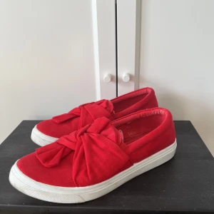 Platåskor - Gulliga röda platåskor i tyg. Använda kanske 2 ggr men finns några märken på sulorna, inget jättemärkbart dock. Kom med prisförslag eller köp direkt. Skicka ett meddelande vid frågor😊