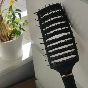 Hårborste  - En väl använd hårborste, säljer eftersom att jag fått en ny🤘skriv helst till mig 