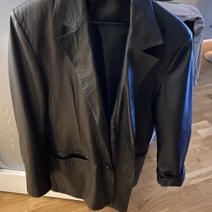 Overzised kavaj - As ball herr kavaj i skinn. Den har baserade axlar och är sjukt snygg till någon som gillar oversized. Köparen står för frakt🤍