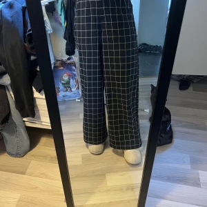 Kostymbyxor  - Dessa fina kostymbyxor säljs, inte använt mycket så de är i bra skick! Från NA-KD, storlek 32 står ej för frakten. Säljer för 250kr