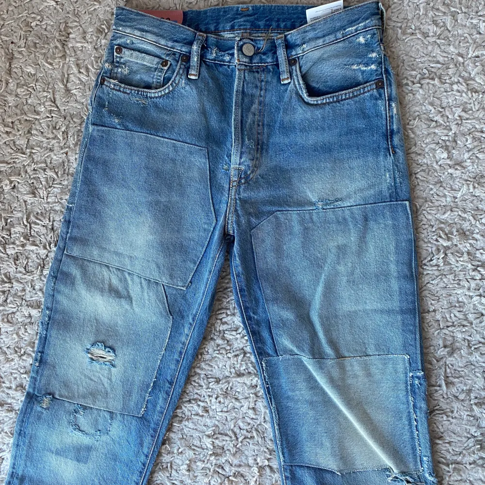Säljer dessa trendiga jeans från Acne Studios Blå Konst, endast använda 1-2 gånger. Säljer då de ej kommer till användning. Möts upp i Stockholm eller fraktar (köpare står för frakt) 💖. Jeans & Byxor.