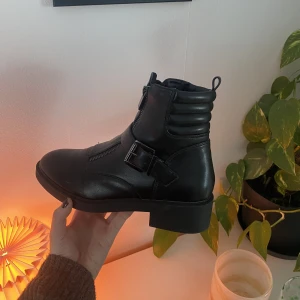 Skor från nelly - Fina skor i strl 39, bra skick och dragkedja! 👏💕