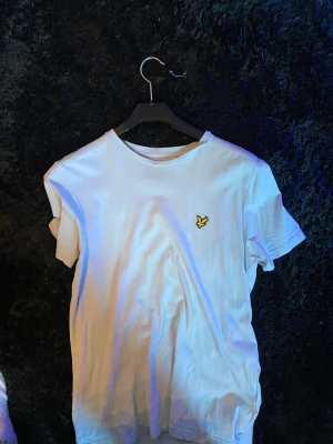 Lyle and scott tshirt - Fin färg men en liten fläck på ena axeln
