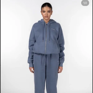 Nicki studios hoodie.  - Säljer min hoodie från Nicki Studios i färgen Midnight blue. Storlek M men passar en S. I gott skick. Nypris 1268 kr. Slutsåld på hemsidan.