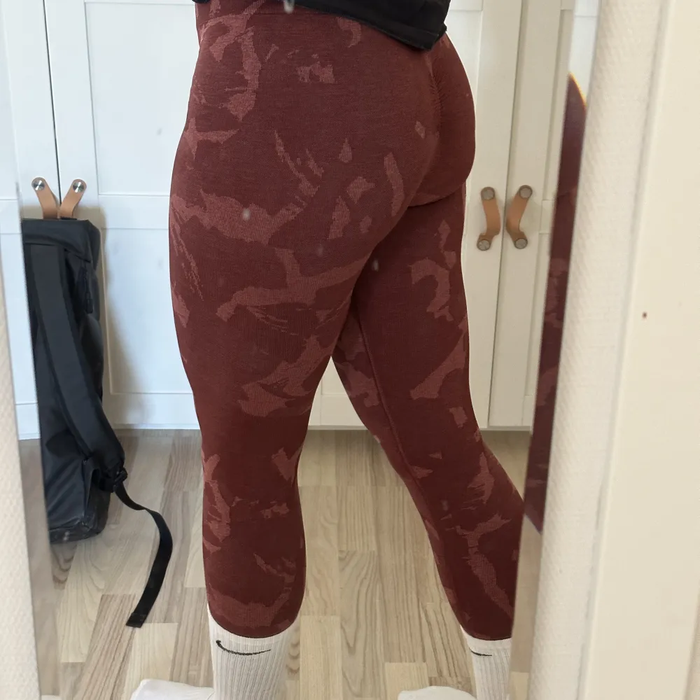 Gymshark adapt camo med scrunch, använda men mycket fint skick! Mina älsklingstights men säljer då de är för små :( väldigt stretchiga!. Jeans & Byxor.