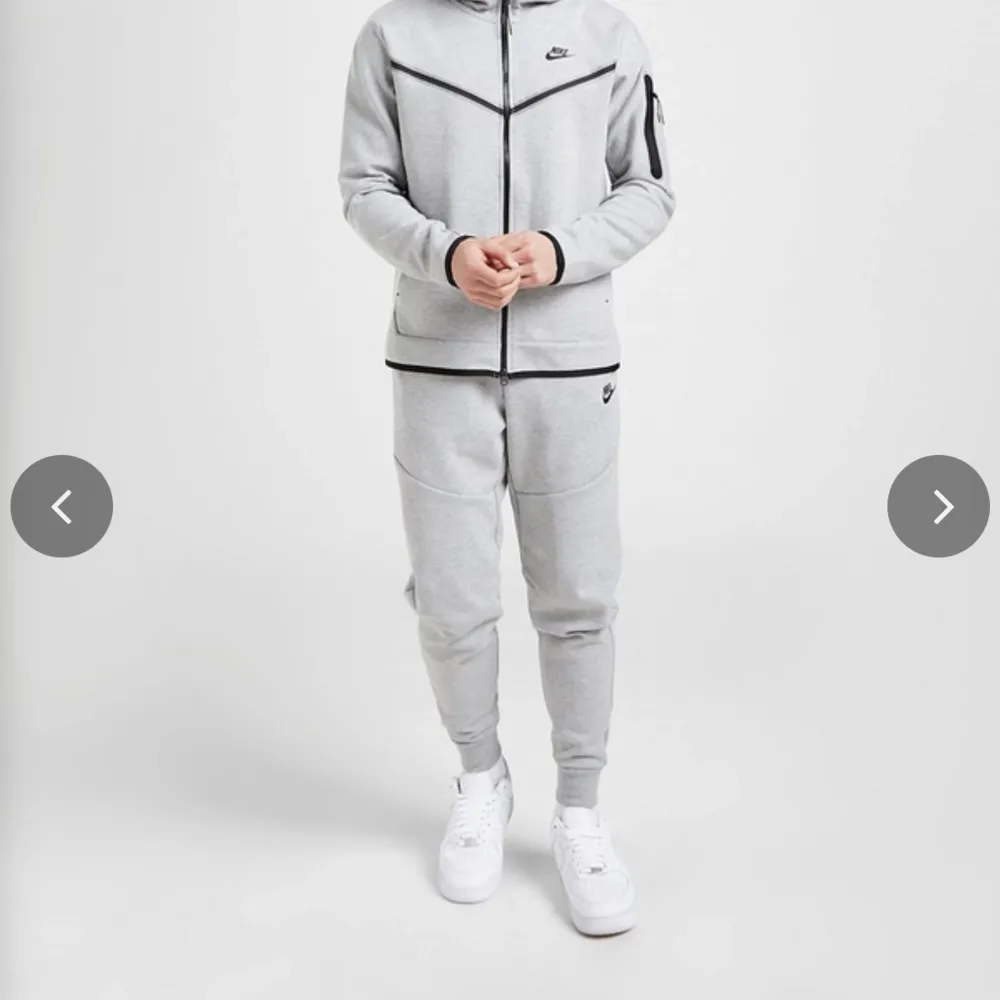 Säljer denna för att jag ej använder längre Byxorna är M   kofta är XS Eller varsitt plagg för 700kr. Hoodies.