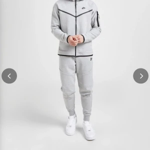 Nike tracksuit - Säljer denna för att jag ej använder längre Byxorna är M   kofta är XS Eller varsitt plagg för 700kr