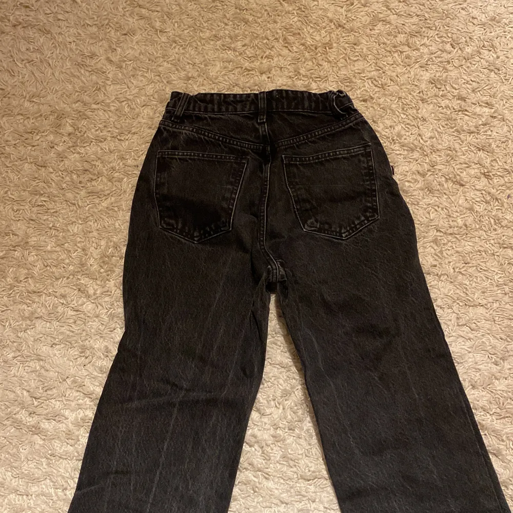 Svarta jeans från zara, knappt använda . Jeans & Byxor.