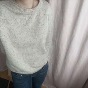 Stickad tröja med öppen rygg från WERA - Superfin stickad tröja med öppen rygg och små små färgade prickar på från Wera.  Kan tvättas innan köp om så önskas!🤍