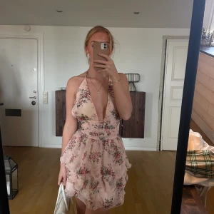 Sommar klänning  - Super söt klänning som passar perfekt till midsommar eller annan festlighet i sommar.  Går att knytas på tvp sätt för att få olika looks.  Köpt på Dennis Maglic för nått år sedan  Endast använd ett fåtal gånger  