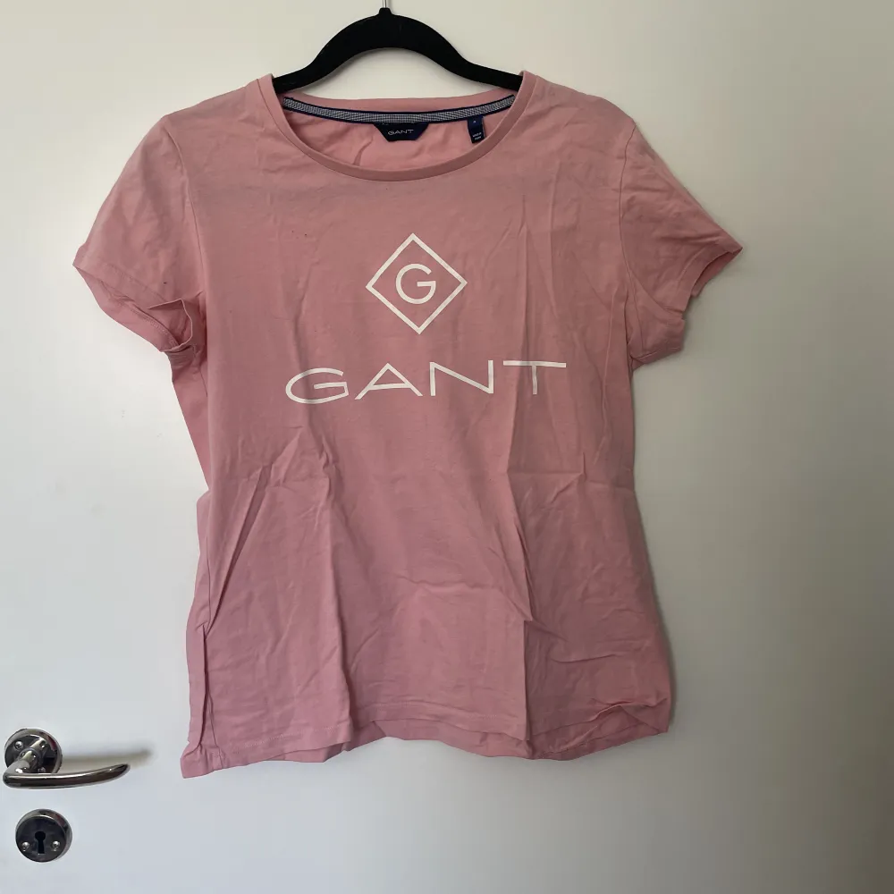 Säljer en rosa GANT T-shirt. Den har några små difekter men det syns bara om man kollar på väldigt nära håll (jag står inte för frakten). T-shirts.