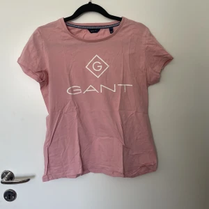 GANT T-shirt Rosa  - Säljer en rosa GANT T-shirt. Den har några små difekter men det syns bara om man kollar på väldigt nära håll (jag står inte för frakten)