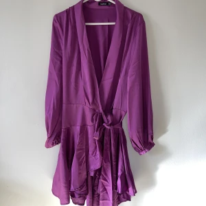 Jättefin lila volangklänning 🌸 se beskrivning! - Lila omlottklännings som är använd 2 gånger, har ett litet hål från strykjärnet på ena volangen som inte syns när man använder den för den sitter på en inre volang, se sista bilden 🌸