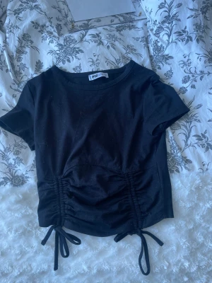 Svart tank top - Säljer en svart kroppad t-shirt från newyorke. Strl XS men passar S också 