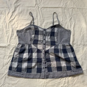 Katja Topp - Rutig tröja med med knappar, 100% bommull. Svänger ut under bysten och har en stretchpanel på baksidan. Perfekt skick, knappt använd, köpte och insåg att den var för liten över bysten (jag är en 75E).