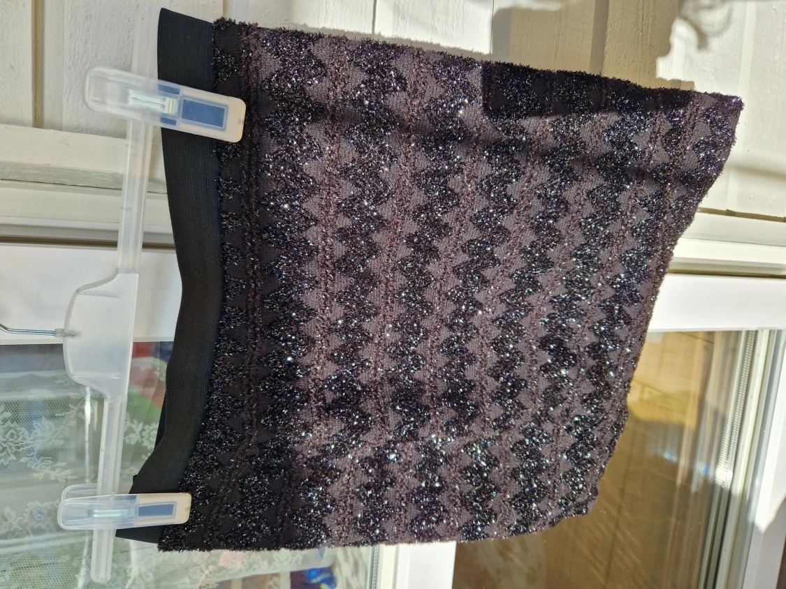 Svart glittrig minikjol säljes
