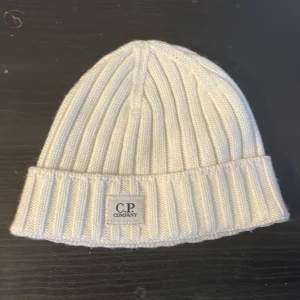 Cp Company mössq - Säljer för att jag inte använder den. Använd i en månad och inga skador.