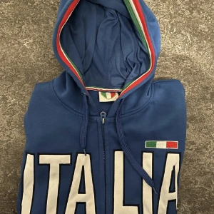 Zip hoodie - Skick 7,5/10 fin blå zip hoodie.