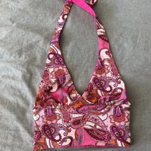 Halterneck topp  - Superfin halterneck topp i snyggt mönster. Man kan ha den åt båda håll, så antingen är den ändats rosa eller ett jättefint mönster❤️