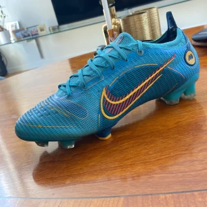 Nike mercurial vapor 14 elite storlek 40 - Nike mercurial vapor 14 elite storlek 40.Jag har använt dom här ett fåtal gånger och dom är i bra skick. Dom kostar ungefär 2850kr helt nya säljer för 600kr. Och dom funkar på alla underlag.
