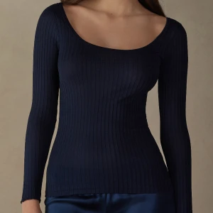 Intimissimi tröja - Säljer nu min slutsålda Intimissimi tröja, super fin och passar till nästan allt💕 Inte min stil så det är därför den inte kommer till användning för mig☺️