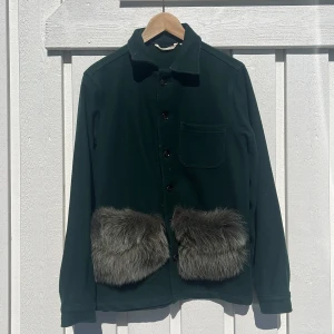 Mossgrön jacka  - Jätte fin jacka som inte kommer till användning… den är köpt här på Plick för 700kr och jag säljer den för 350kr:) 