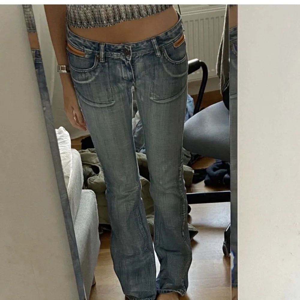 Replay jeans köpta på Plick, bilder lånade från förra ägaren. Säljer då de aldrig kom till användning💔skriv om du har frågor . Jeans & Byxor.
