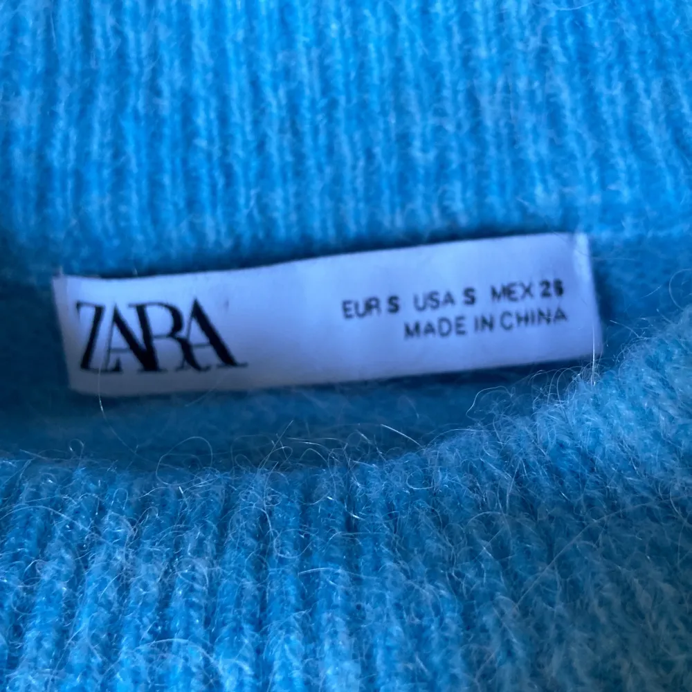 Stickad tröja från Zara, använd ett fåtal gånger, i jättebra skick!💕 Säljer då den inte kommer till användning💕 Skriv om ni har frågor!. Stickat.
