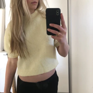 Stickad tröja - Så snygg ljusgul stickad T-shirt från zara❤️ nästan aldrig använd. Storlek s men ganska liten i storleken. Köparen står för frakten