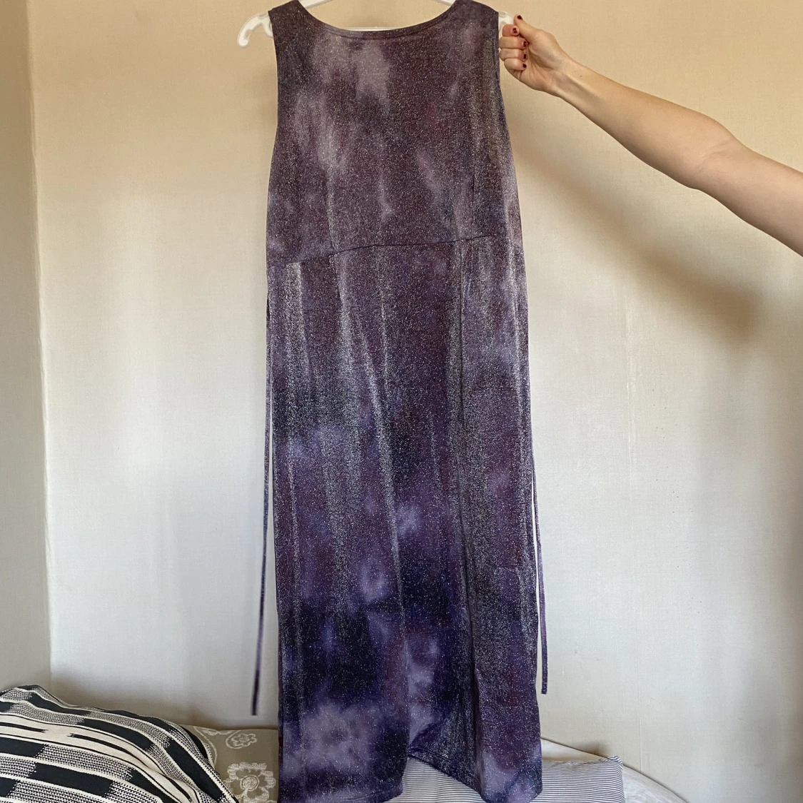 Lång klänning med knytband i midjan - 90