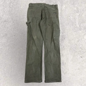 Vintage Dickies Workwear byxor - Snygga vintage Dickies Byxor i storlek 34/34! Bara att skriva om du undrar över något🙏