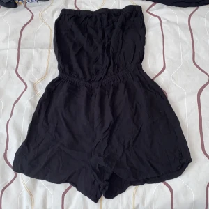 Svart jumpsuit - En jättefin jumpsuit som är i storlek XS. Är perfekt till sommaren till exempel om man ska till badet eller bara ut. Köparen står för frakten ❤️