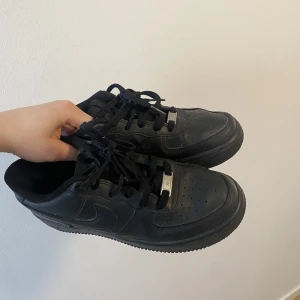 Svarta AF1 - Nästan helt nya, väl använda. Köpta för 1000kr ☺️ Priset kan diskuteras vid snabb affär! Köparen står för frakten. 