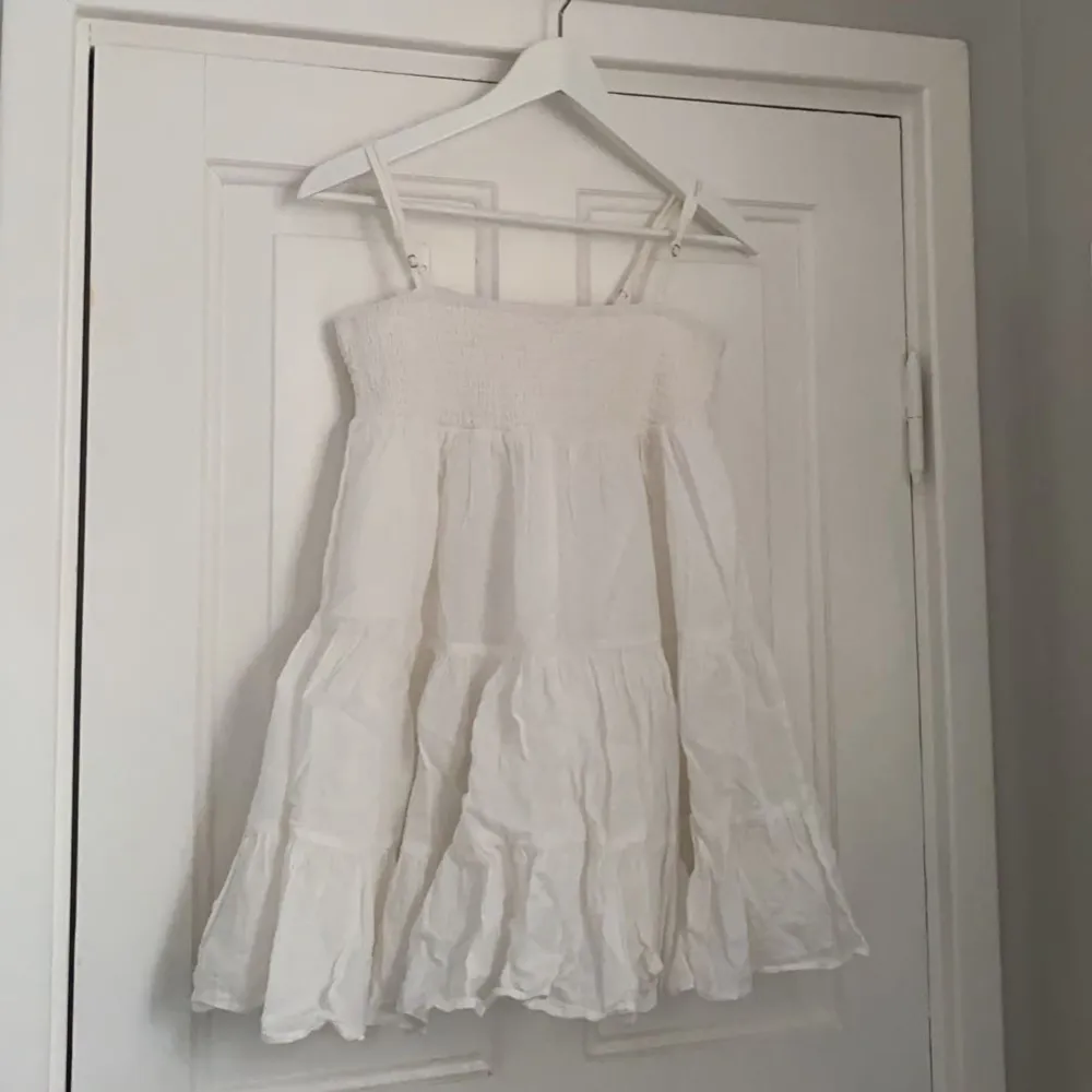 Jag säljer även denna supersöta och populära klänningen ifrån zara i storlek xs! Den är använd ca 5 gånger bara 🤍🤍. Klänningar.