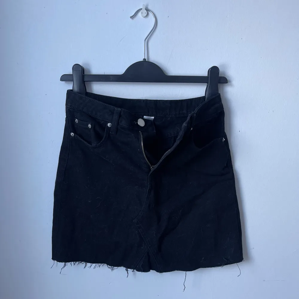 Bekväm denimkjol i kort modell från H&M, sitter fint på och har en ett skönt material för att va jeanskjol!!. Hameet.