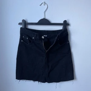 Kjol - Bekväm denimkjol i kort modell från H&M, sitter fint på och har en ett skönt material för att va jeanskjol!!