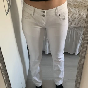Vita jeans  - Säljer dessa vita low waist jeans som är köpte secondhand ❣️köparen står för frakten❣️