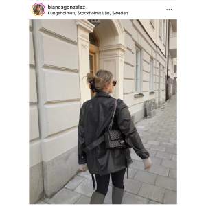 (Första två bilder lånade av @biancagonzalez på Instagram) Finaste jackan i fejk-skinn från H&M! Band saknas men jag använde utan. 
