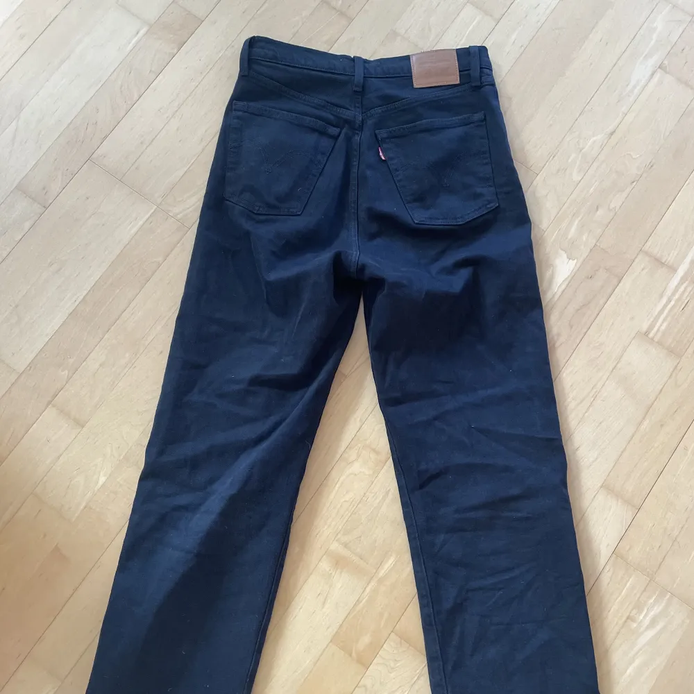 Säljer dessa jätte sköna Levis jeans! Fint skick! Priset går alltid att diskutera . Jeans & Byxor.