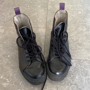 Kängor - Boots från eytys. Liknar dr martens😁