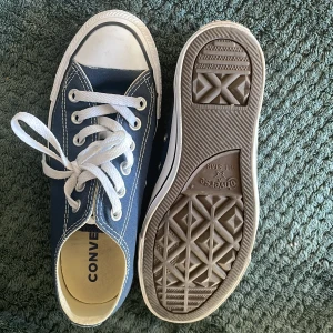 Blå converse skor! - Använda ca 2 gånger, nästan som nya. Riktigt snygga skor! De är äkta. Jag har str 38 i skor men de här passar perfekt för mig och de är i storlek 37, de är alltså stora i storleken! Pris kan diskuteras😊🙏🏻