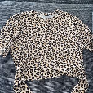 En kort leopardmönstrad kortärmat tröja i storlek L, skulle dock tycka att den egentligen är i M. Den är i mycket bra sick o är oanvänd. 💕