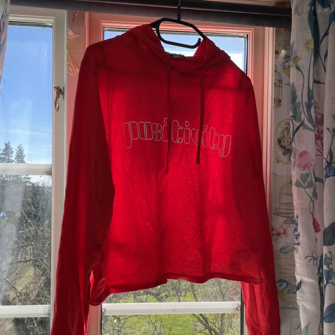 Tunn röd hoodie