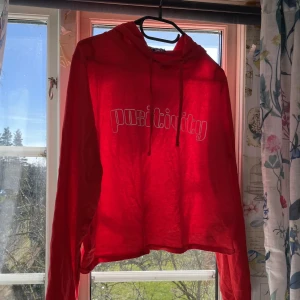 Tunn röd hoodie - Tunn hoodie i en klar röd färg med en vit text som säger positivity