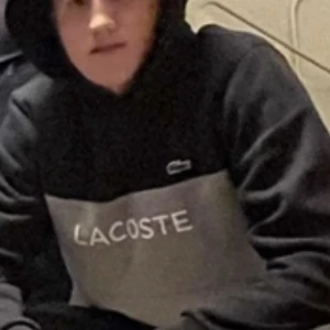 Lacoste Hoodie - Använd 2 gånger är för stor i storlek
