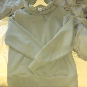 Zara hoodie  - Ljusblå zara hoodie, inget fel med den, storlek S skick 9/10