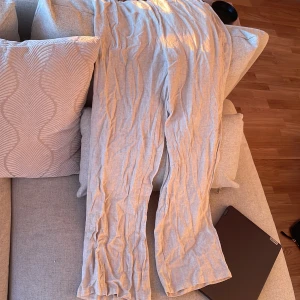 Fina linnebyxor  - Aldrig använda pga för korta i midjan. Relativt low-waisted.  Jättebra material, något rynkiga pga de legat ihopvikta men lätta att stryka och håller sig fina. 