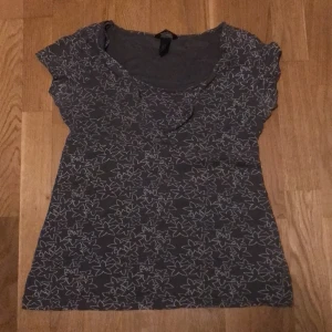 Grå blus i strl XS/S - Söt grå brus i storlek XS/S☺️ skriv för fler bilder eller mått 