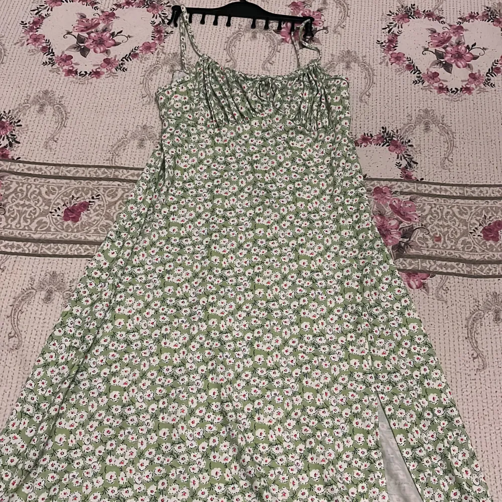 En jätte fin klänning från SHEIN köpte för 300 kr och säljer den för 150 kr.. Klänningar.